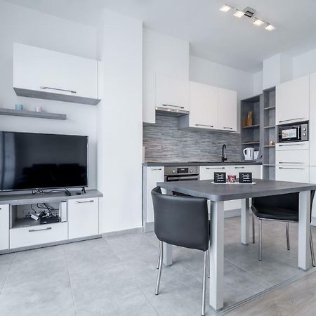 Bpr Chic White Home With Terrace & A/C & Garage Budapest Ngoại thất bức ảnh