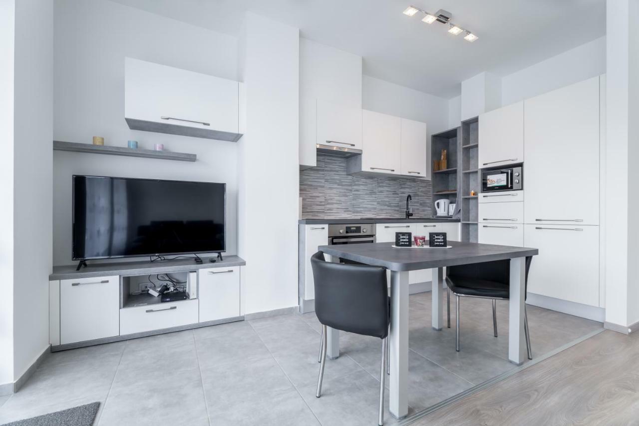 Bpr Chic White Home With Terrace & A/C & Garage Budapest Ngoại thất bức ảnh