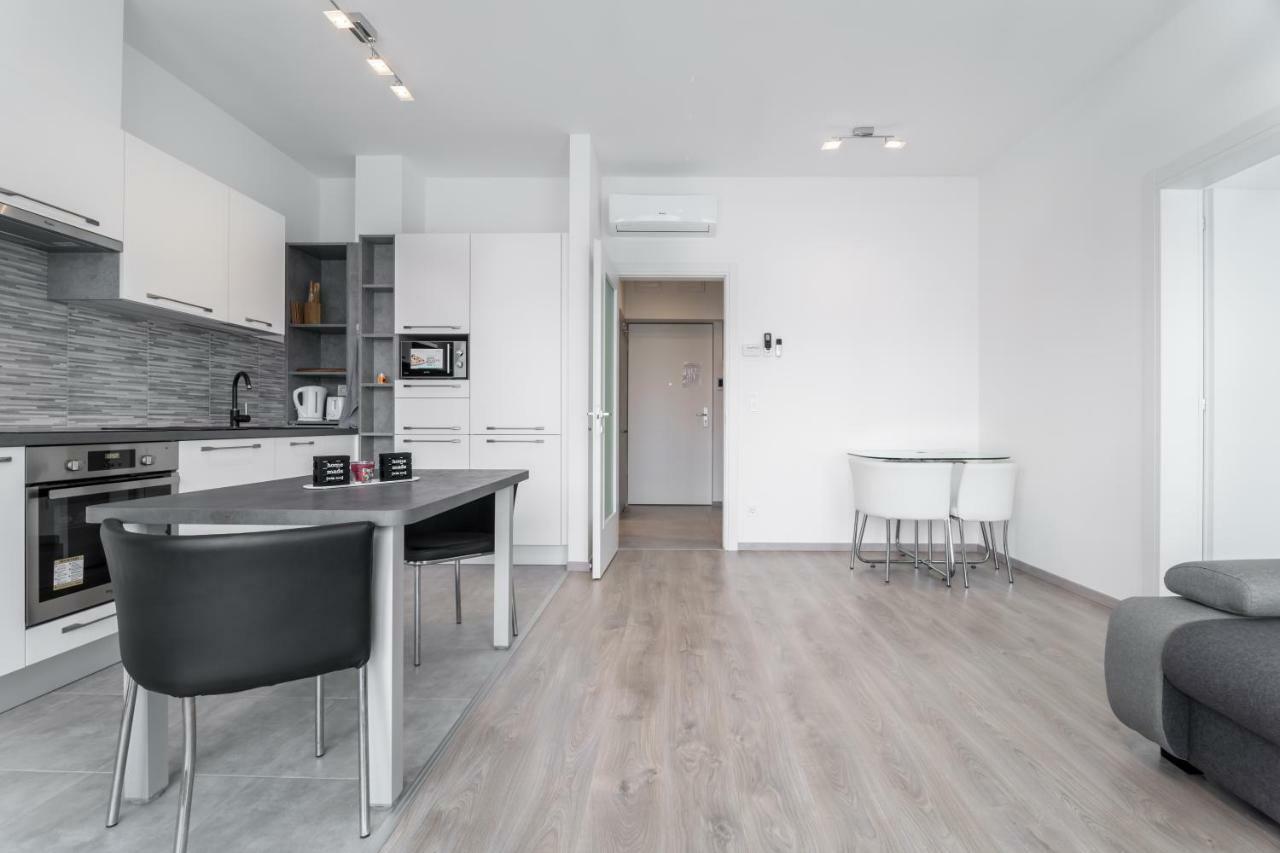 Bpr Chic White Home With Terrace & A/C & Garage Budapest Ngoại thất bức ảnh