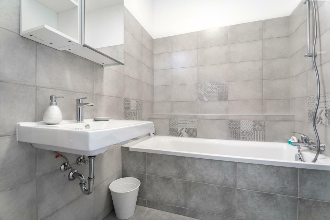 Bpr Chic White Home With Terrace & A/C & Garage Budapest Ngoại thất bức ảnh