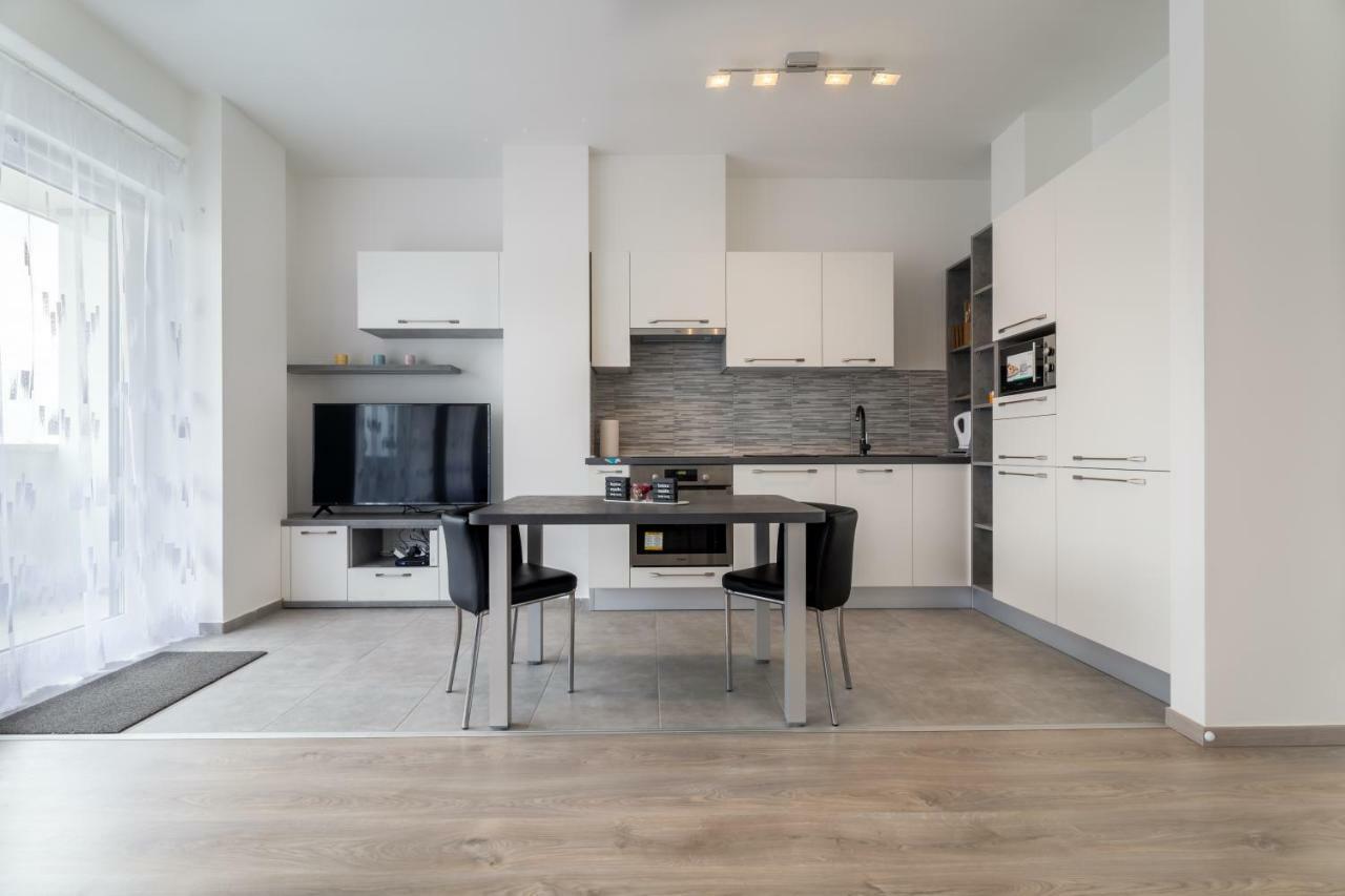 Bpr Chic White Home With Terrace & A/C & Garage Budapest Ngoại thất bức ảnh